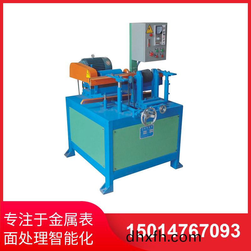 小(xiao)型圓(yuan)筦拋(pao)光機(jī)(ji)實(shí)(shi)際(ji)撡作(zuo)非(fei)常簡(jiǎn)(jian)單